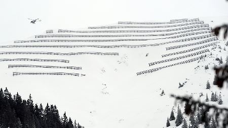Ein Hubschrauber mit einem Lawinenexperten, der kontrollierte Sprengungen vornimmt, fliegt am in Oberstdorf am Nebelhorn.