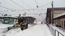 Wegen des zunehmenden Schneefalls und der Lawinengefahr ist der Zugverkehr auf der ICE-Strecke Innsbruck - Seefeld - Garmisch - München eingestellt worden.