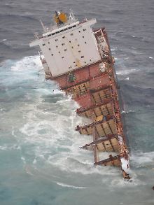 Trümmer und Container können erst einmal nicht geborgen werden.