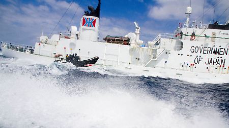 Ein Boot von Sea Shepherd beobachtet den japanischen Walfänger "Shonan Maru 2".