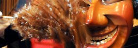 In Villingen-Schwenningen  wird die Scheme (Fastnachtsmaske) des Hölzlekönigs abgestaubt. Damit beginnt in Baden-Württemberg die Fastnacht.