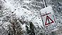 Ein Schild warnt auf der B2 nahe Mittenwald vor Lawinengefahr. Nach starken Schneefaellen in den letzten Tagen wurde die Lawinenwarnstufe in Teilen der Alpen auf vier von fünf gesetzt.