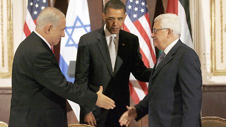 Beim Dreiergipfel in New York reichten sich Abbas und Netanjahu die Hand.