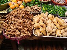 Zwei Sorten Ingwer auf einem Markt in Haikou (China).