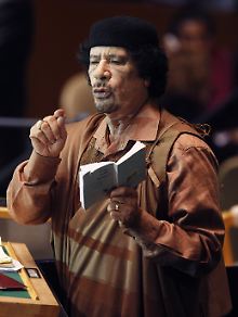 Gaddafi zerreißt wütend die Charta der Vereinten Nationen.