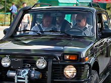 Kann er helfen: Ministerpräsident Wladimir Putin in einem Lada.