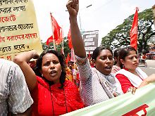 Im Juni 2011 demonstrieren Näherinnen in Bangladeschs Hauptstadt Dhaka für höhere Löhne. Gebracht hat es nichts.