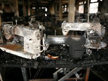 In vielen Textilfabriken gibt es weder Notausgänge noch Feuermelder. Bei diesem Brand starben 21 Arbeiter.