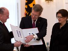 Im Schloss Bellevue präsentiert Wulff die Wohlfahrtsmarken für das neue Jahr.