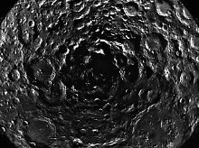 Das NASA-Bild wurde von der Raumsonde Clementine gemacht. Es zeigt den Südpol des Mondes mit einem tiefen Eiskrater. 