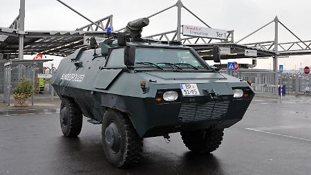 Ein gepanzertes Fahrzeug der Bundespolizei vor einem Tor des Flughafens in Düsseldorf.