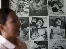 Im Tuol-Sleng-Völkermordmuseum: Fotos von Todesopfern.