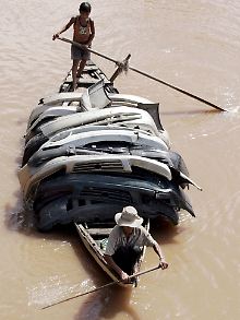 Transport von Auto-Stoßstangen auf dem Mekong in Kambodscha.