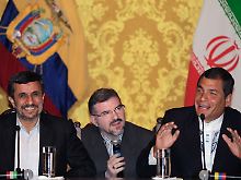 Ahmadindeschad (links neben dem ecuadorianischen Präsidenten Correa) findet Atomwaffen unmoralisch.