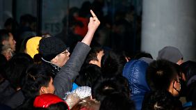 Tumulte zum Verkaufsstart in Peking: iPhone-Fans werfen Eier