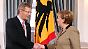 Die Kanzlerin reicht Wulff die Hand beim Neujahrsempfang.