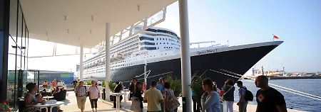 Das Kreuzfahrtschiff Queen Mary 2 liegt im Hafen von Hamburg.
