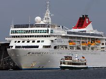 Die Braemar am Passagierkai des Ostseebades Warnemünde.