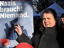 Gabriel weist auf die Losung des Tages.