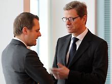 Bahr im Gespräch mit Außenminister Westerwelle.