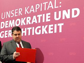 Gabriel ist unbeliebt: Sogar unter SPD-Wählern würden 42 Prozent Merkel als Kanzlerin vorziehen.