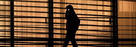 Die Kanzlerin auf dem Balkon des Kanzleramts - mit wem sie wohl telefoniert?