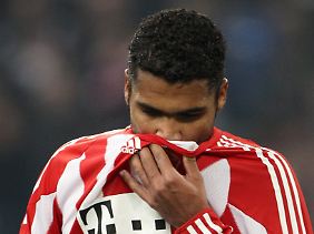Abwehrspieler Breno kommt mit einer Verwarnung davon.