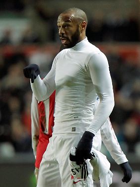 Komm her, und trag die Sache auf dem Platz mit mir aus! - Thierry Henry im Zwiegespräch mit einem Arsenal-Fan.