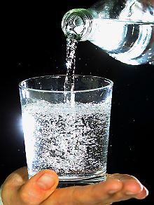 Wasser im Glas verliert mit der Zeit immer mehr Kohlensäure.