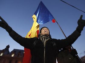 Ein Student nimmt an Protesten gegen Staatspräsident Basescu teil.