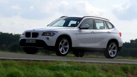Die erhöhte Bodenfreiheit weist den X1 als Mitglied der BMW-Offroader-Familie aus.