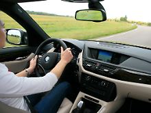 Das Cockpit: BMW-typisches Ambiente und optische Akzente. 