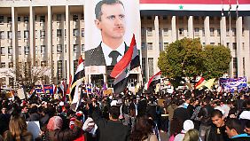 Bilder von solchen Pro-Assad-Demonstrationen wie hier in Damaskus sind Teil der Strategie des Regimes, die Opposition als Aufrührer hinzustellen. 