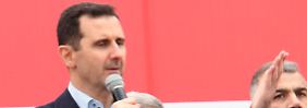 Der syrische Präsident Assad hält vor seinen Anhängern eine Rede.