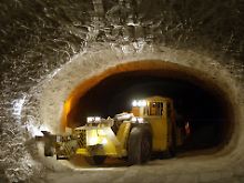 Salzbrocken werden mit einem Spezialfahrzeug auf einer 840 Meter tiefen Strecke im Erkundungsbergwerk in Gorleben von der Wand geschlagen.
