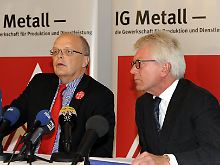 Die Verhandlungsführer Jochen Schumm (VW/rechts) und Hartmut Meine (IG Metall).
