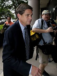 Hirko im Jahr 2003, als er das Gerichtsgebäude in Houston verlässt. 