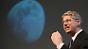 Thomas Reiter, Chef für Bemannte Raumfahrt und Missionsbetrieb und Leiter des ESA-Kontrollzentrums, stellt in Darmstadt vor einer Mond-Aufnahme das europäische Raumfahrtprogramm für 2012 vor. 
