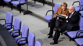 Kanzlerin Merkel unterhält sich auf den hinteren Rängen mit Unionsfraktionschef Kauder - über die Finanzsteuer?