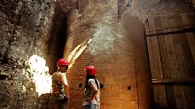 Archäologen vor dem kreisrunden Saal, vermutlich der Speisesaal Neros.