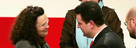 Andrea Nahles musste am 15. November 2005 Hubertus Heil zu dessen Wahl zum neuen SPD-Generalsekretär gratulieren. Jetzt stehen ihr die Tore zur Macht offen.