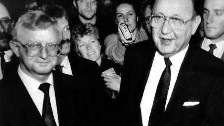 Der damalige Bundesaußenminister Hans-Dietrich Genscher und Kanzleramtsminister Rudolf Seiters vor der Bonner Vertretung in Prag: Seiters Rolle in der Geschichte wird gerne vergessen. 