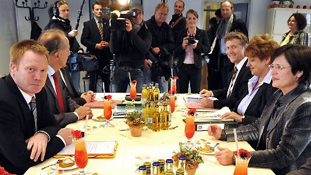 Koalition II: Matschie mit der neuen  CDU-Verhandlungsführerin Lieberknecht.