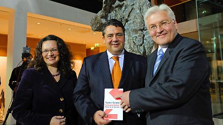 Die neue SPD-Troika: Generalsekretärin soll Nahles werden, Parteichef Gabriel und Steinmeier ist bereits als Fraktionsführer gewählt.