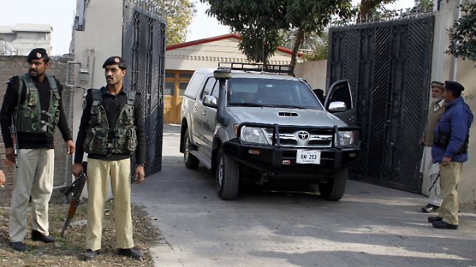 Die drei verhafteten Deutschen werden in einem Auto nach Islamabad gebracht.