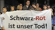 Mitglieder der Jusos demonstrieren vor Beginn der SPD-Vorstandssitzung. 