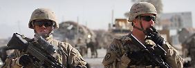 Wie lange bleiben die internationalen Truppen - hier zwei US-Soldaten in Kandahar - noch in Afghanistan?