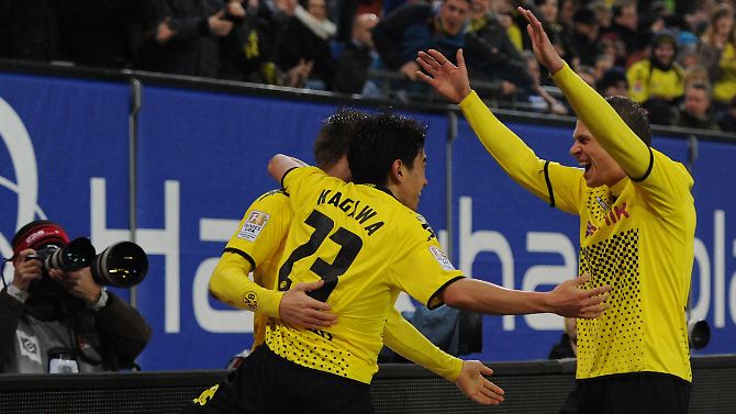 Torschütze Jakub Blaszczykowski (l.) und Shinji Kagawa (2.v.l) feiern mit Lukas Piszczek. 
