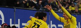 Torschütze Jakub Blaszczykowski (l.) und Shinji Kagawa (2.v.l) feiern mit Lukas Piszczek. 