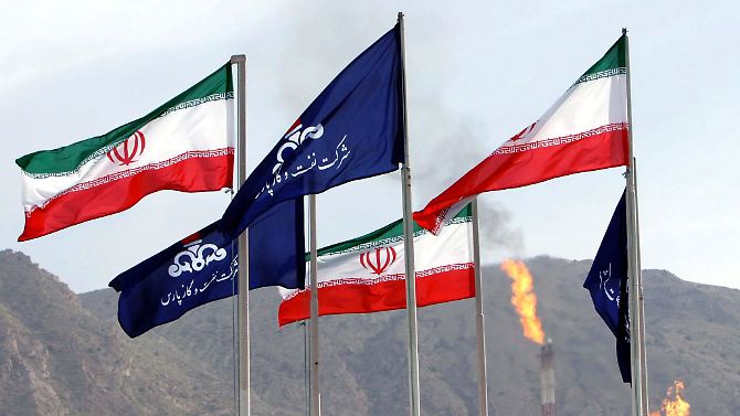 Flaggen des Iran und der nationalen iranischen Ölgesellschaft wehen auf einem Gasfeld in Assalouyeh.